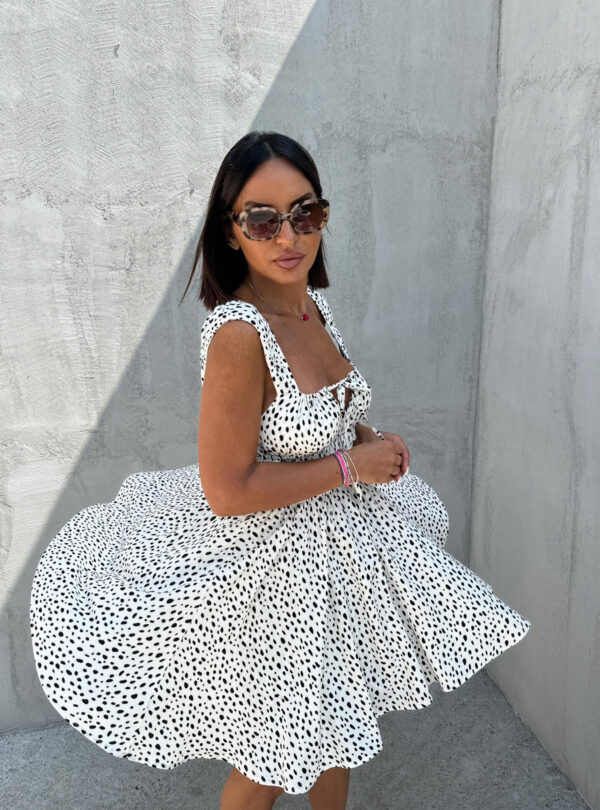 Mini lepršava tufnasta pamučna haljina u bavarskom stilu sa debelim bretelama i dekoltea na vezivanje