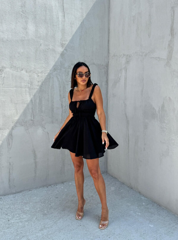 Mini crna lepršava pamučna haljina u bavarskom stilu sa debelim bretelama i dekoltea na vezivanje