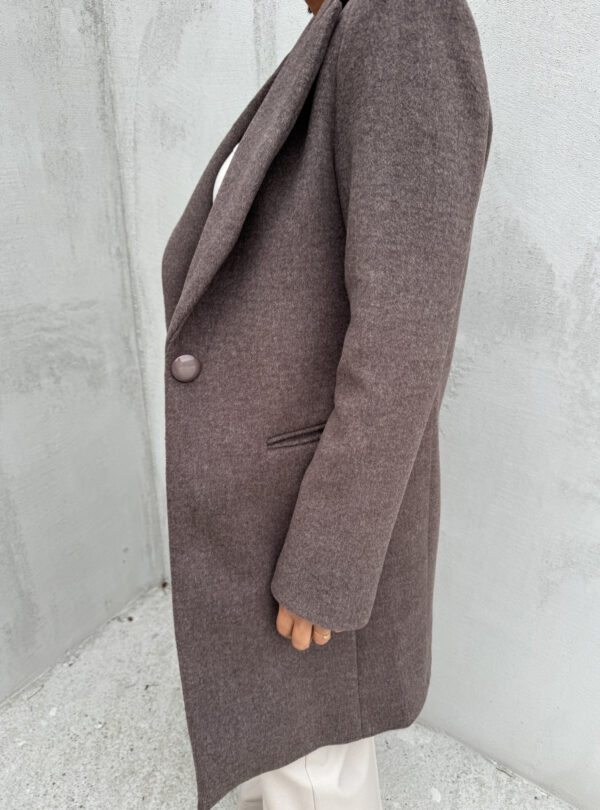 Trendi kratki ženstveni braon kaput