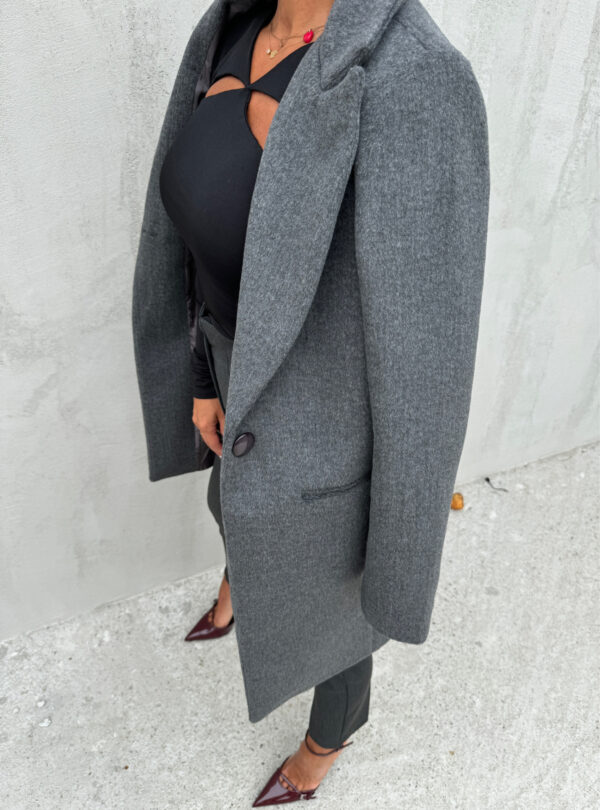 Trendi kratki ženstveni sivi kaput