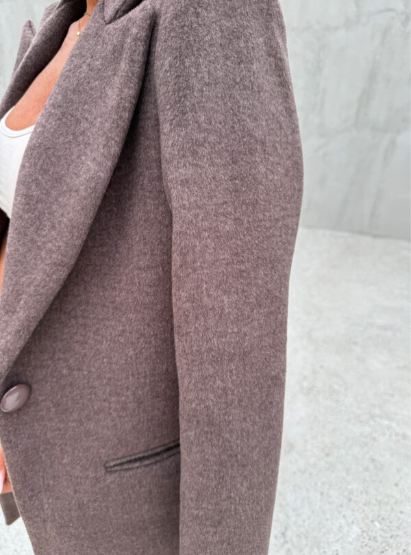 Trendi kratki ženstveni braon kaput