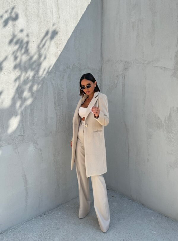 Trendi kratki ženstveni bež kaput