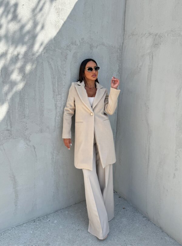 Trendi kratki ženstveni bež kaput