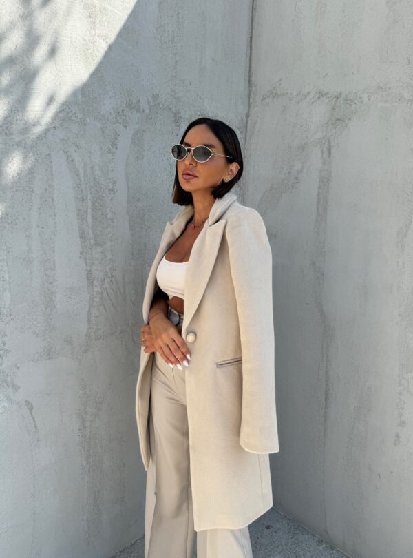 Trendi kratki ženstveni bež kaput