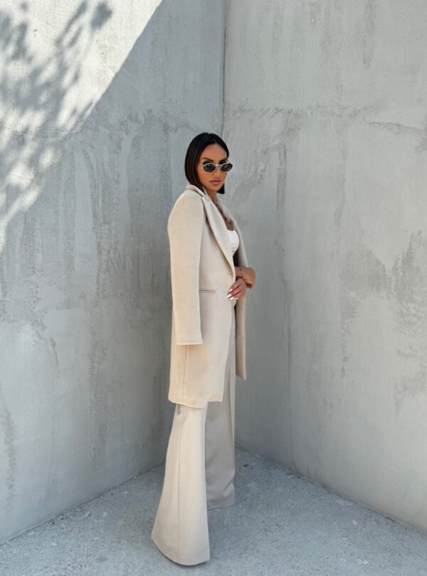 Trendi kratki ženstveni bež kaput