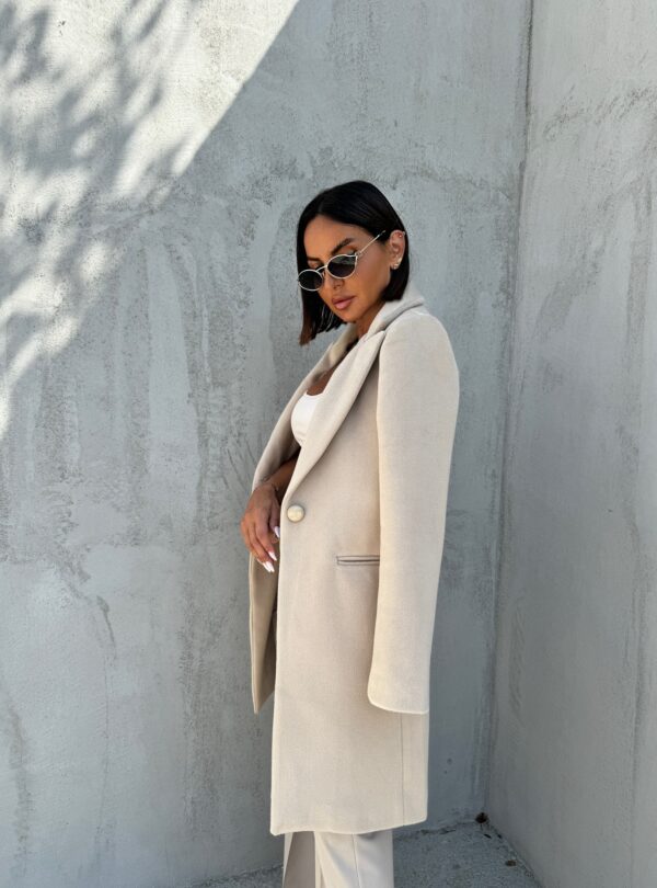 Trendi kratki ženstveni bež kaput