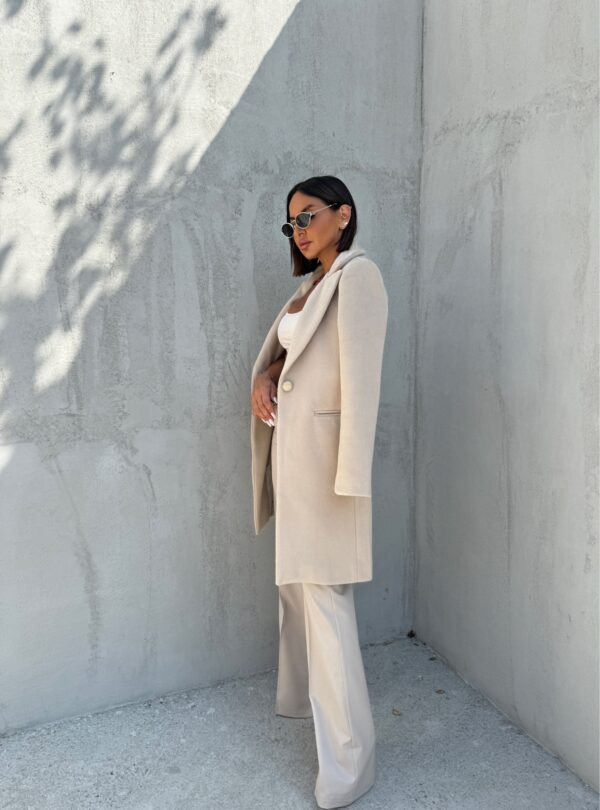 Trendi kratki ženstveni bež kaput