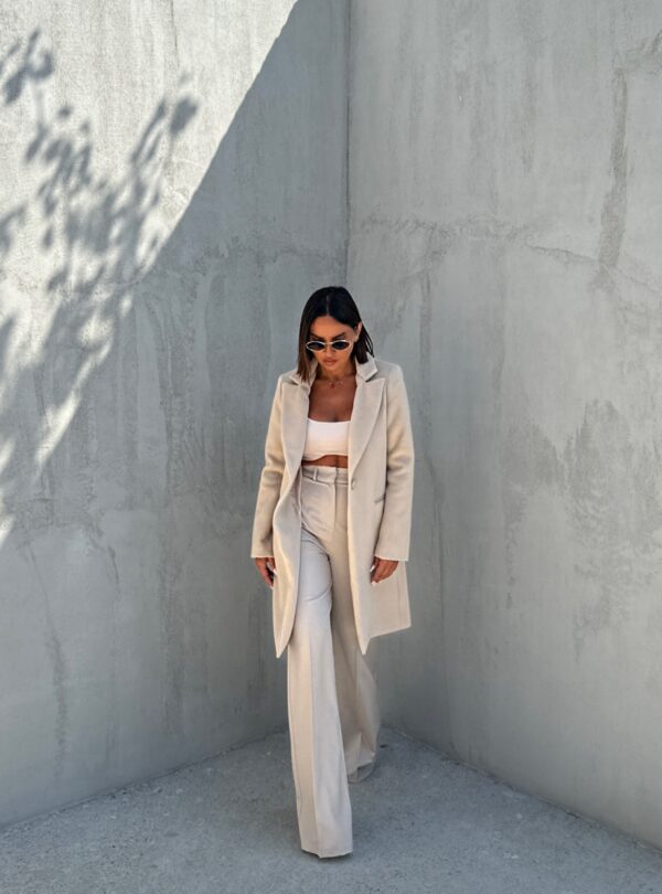 Trendi kratki ženstveni bež kaput