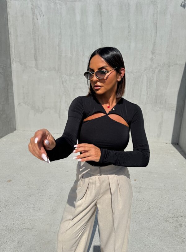 Trendi crna bluza dugih rukava i rasečenog dekoltea