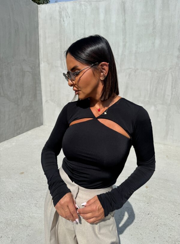 Trendi crna bluza dugih rukava i rasečenog dekoltea