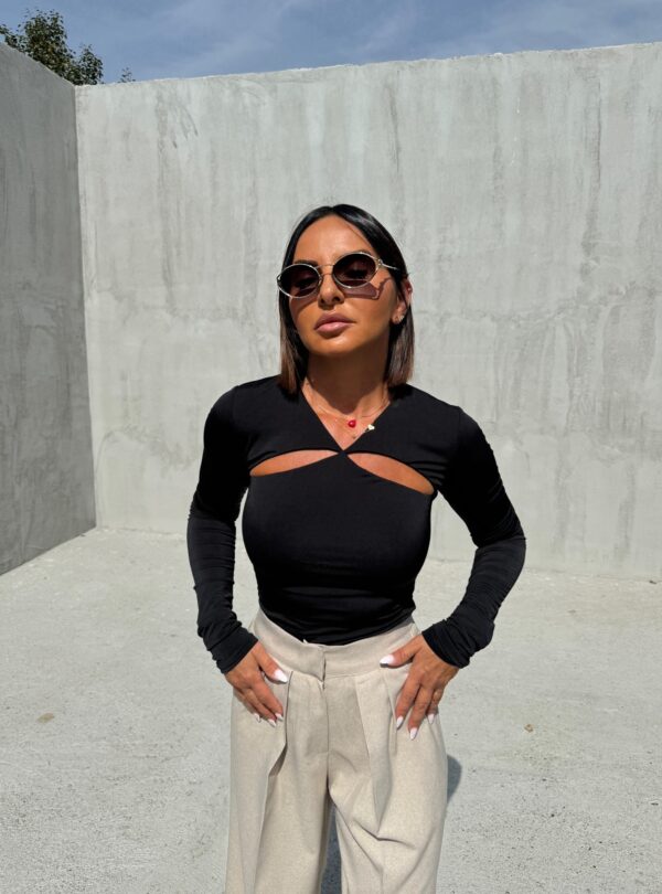 Trendi crna bluza dugih rukava i rasečenog dekoltea