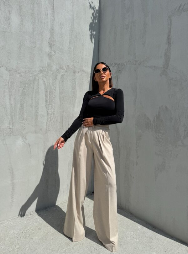 Trendi crna bluza dugih rukava i rasečenog dekoltea