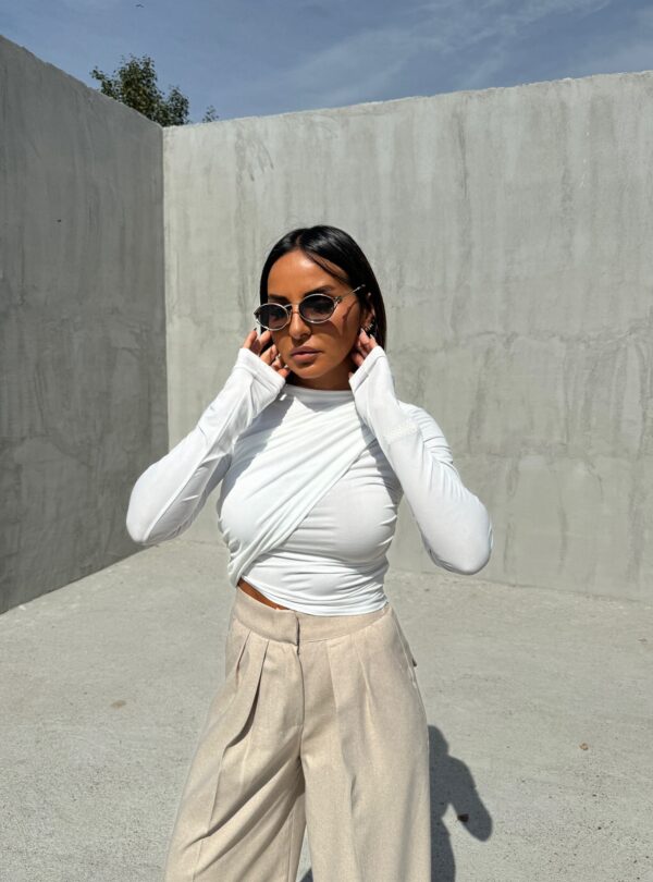 Bela bluza dugih rukava sa preklopom i naborima