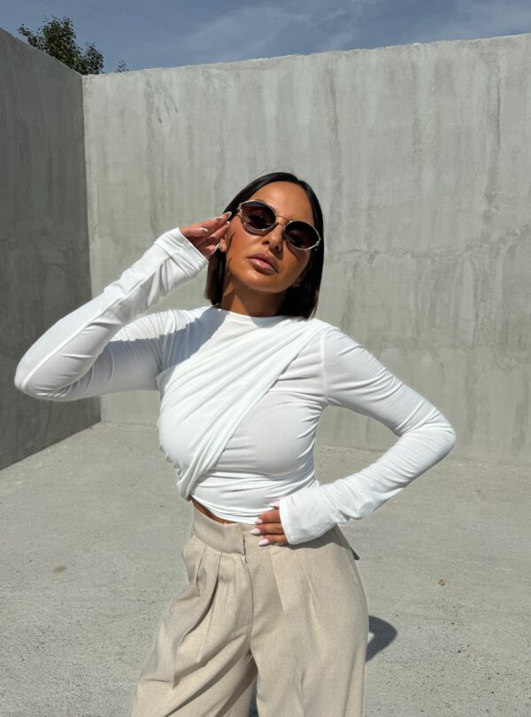 Bela bluza dugih rukava sa preklopom i naborima