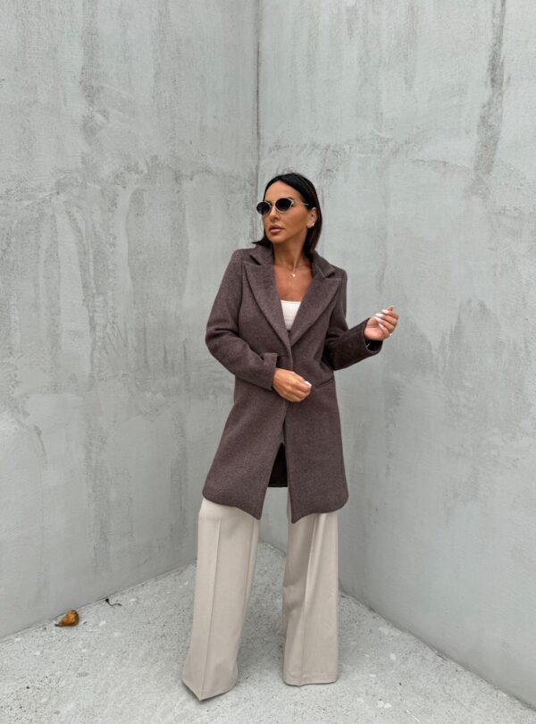 Trendi kratki ženstveni braon kaput