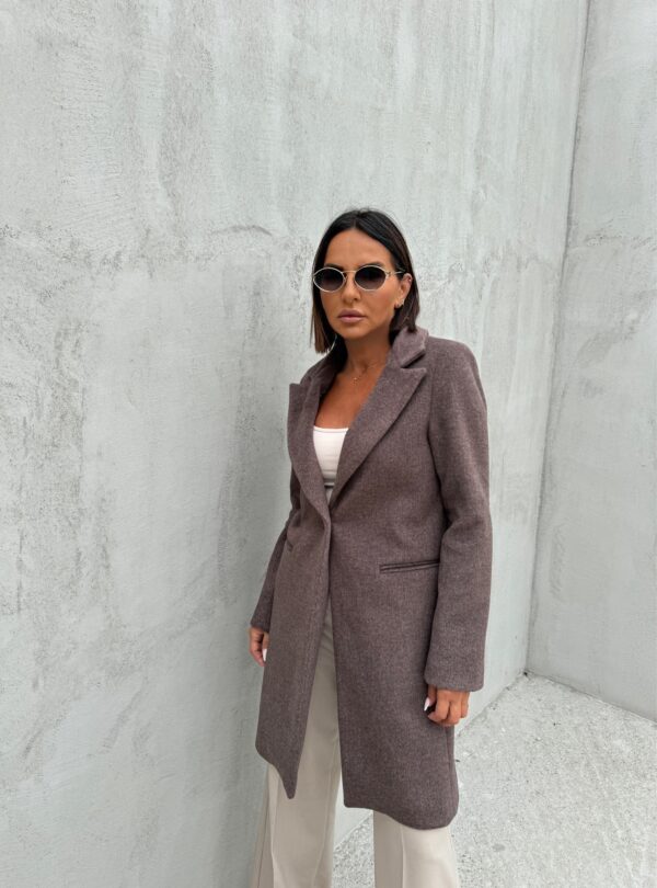 Trendi kratki ženstveni braon kaput