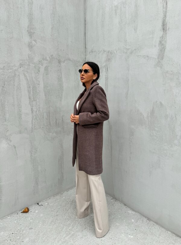 Trendi kratki ženstveni braon kaput