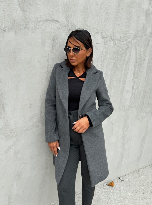 Trendi kratki ženstveni sivi kaput