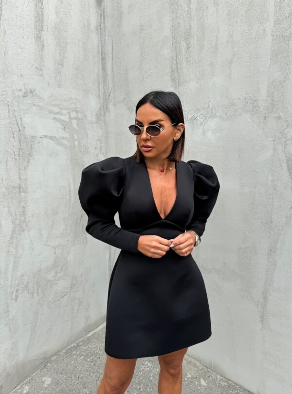 Mala crna haljina dugih rukava sa naglašenim puf ramenima i V dekolteom