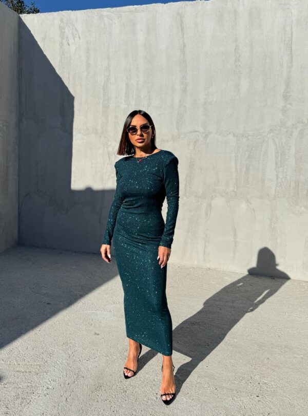 Duga petrolej zelena svetlucava haljina dugih rukava i otvorenih leđa