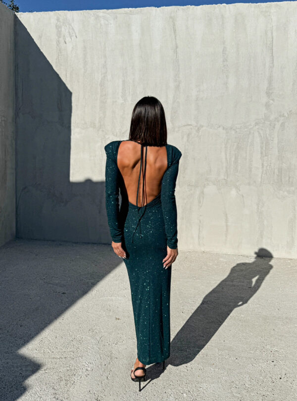 Duga petrolej zelena svetlucava haljina dugih rukava i otvorenih leđa