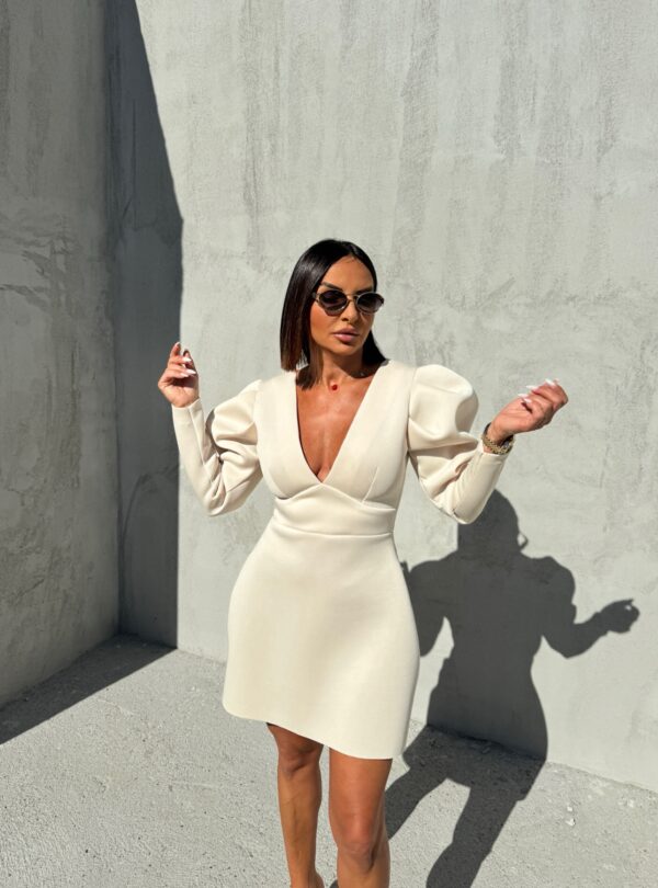 Mini haljina boje slonovače dugih rukava sa naglašenim puf ramenima i V dekolteom