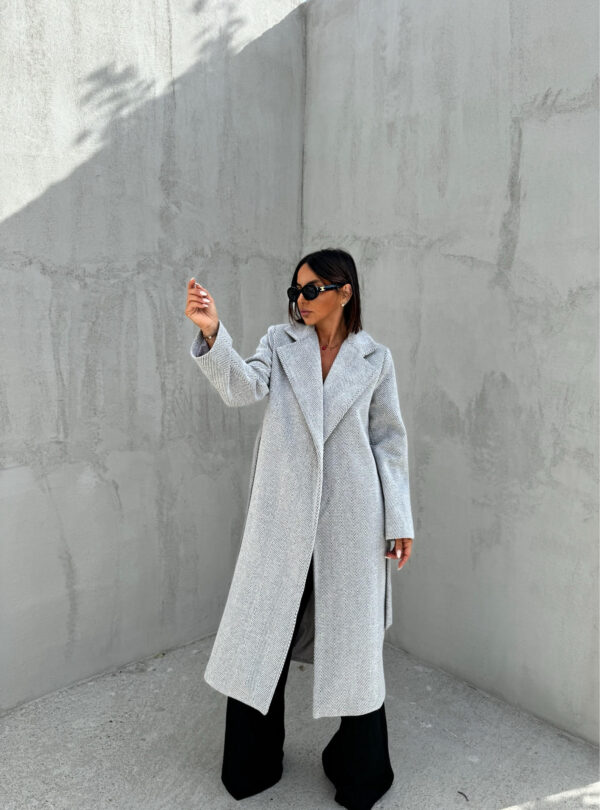 Svetlo sivi kaput midi dužine klasičnog chevron dezena