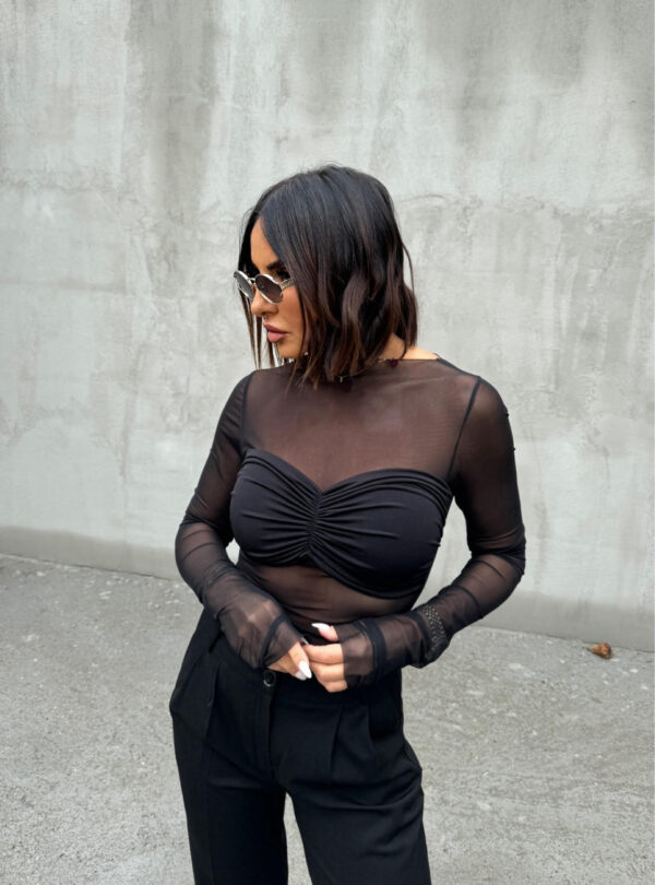 Crna providna bluza dugih rukava sa nabranim topom preko grudi