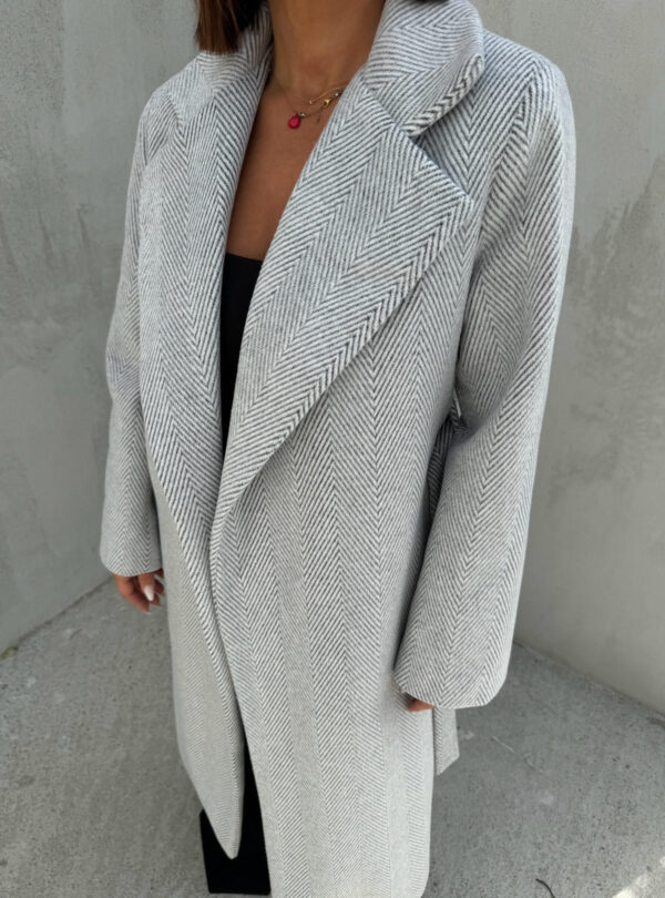 Svetlo sivi kaput midi dužine klasičnog chevron dezena