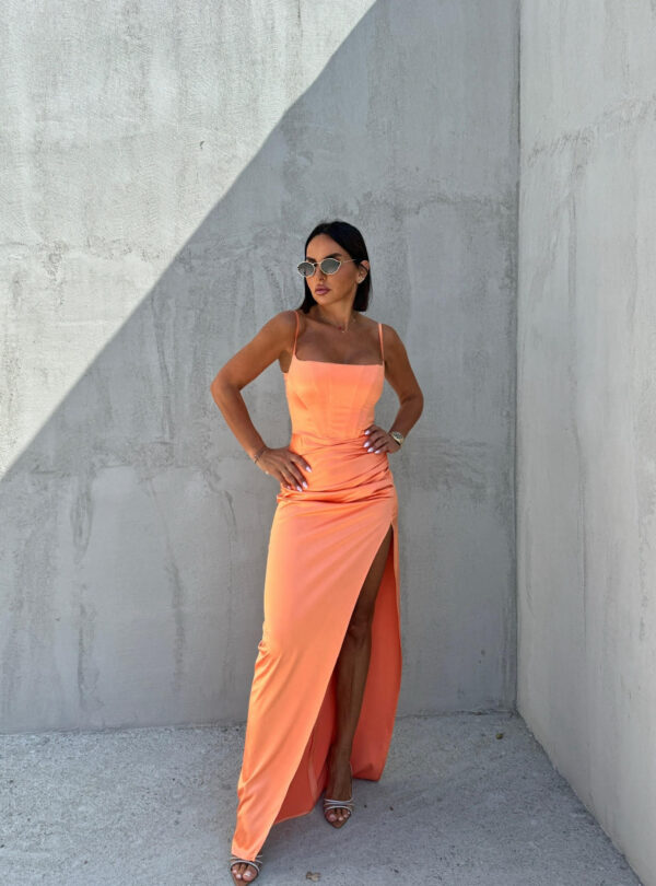 Duga uska satenska korset haljina na bretele sa dubokim šlicem sa strane pastelno narandžaste boje