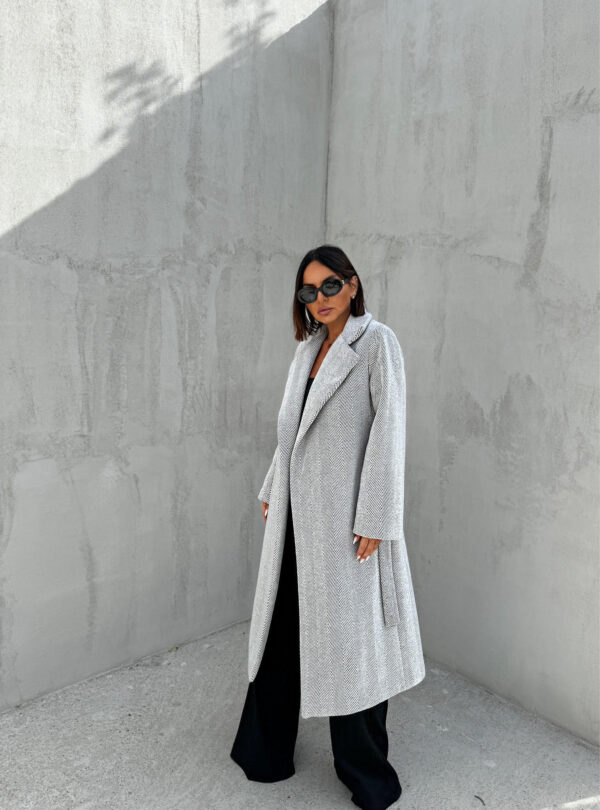 Svetlo sivi kaput midi dužine klasičnog chevron dezena