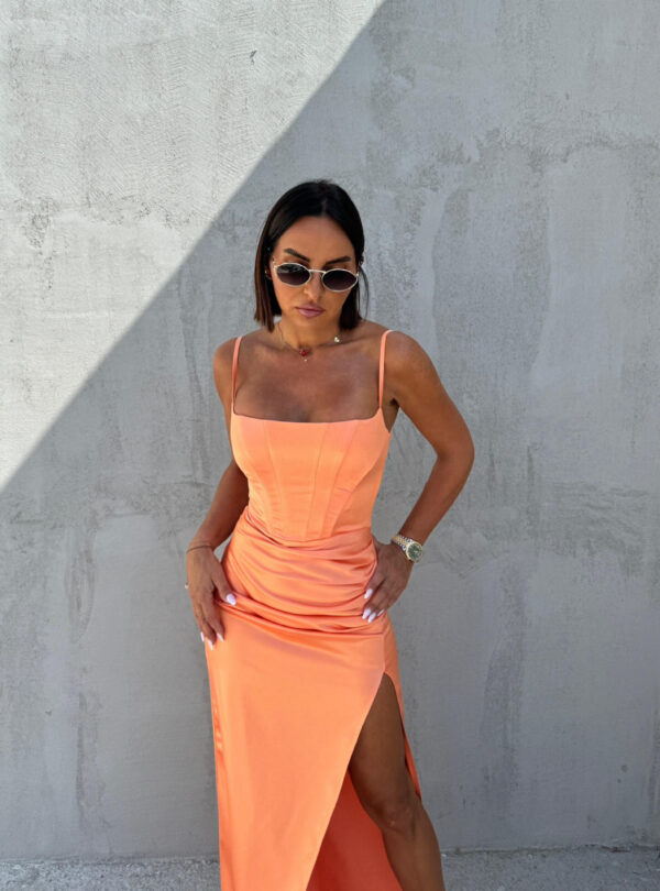Duga uska satenska korset haljina na bretele sa dubokim šlicem sa strane pastelno narandžaste boje