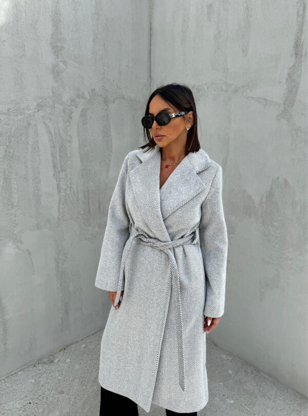 Svetlo sivi kaput midi dužine klasičnog chevron dezena