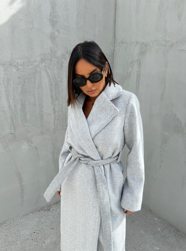 Svetlo sivi kaput midi dužine klasičnog chevron dezena