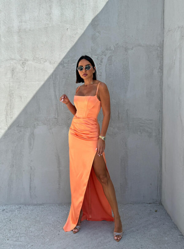 Duga uska satenska korset haljina na bretele sa dubokim šlicem sa strane pastelno narandžaste boje