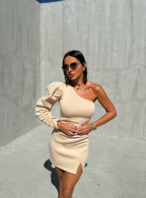 Mini asimetrična bež haljina sa jednim puf rukavom od skube