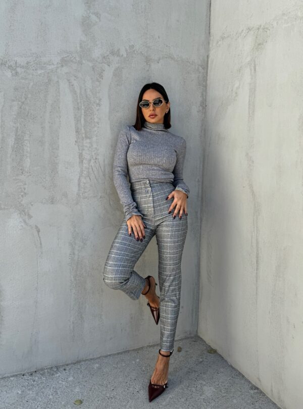 Svetlo sive karirane cigaret pantalone visokog struka sa ukrasnim štepovima