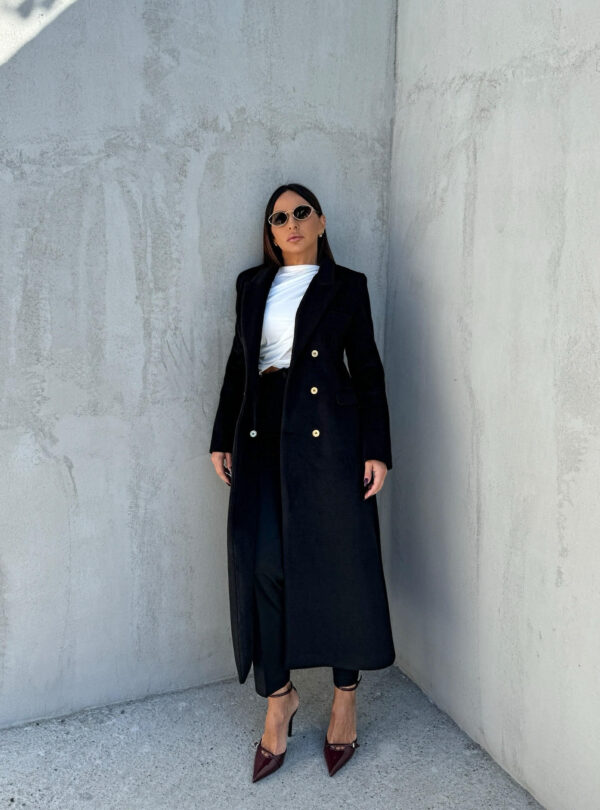 Klasični crni kaput midi dužine dvoredog kopčanja