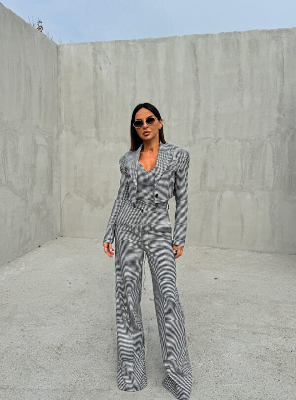 Pepito trendi odelo sa kraćim blejzerom i zvonastim pantalonama visokog struka