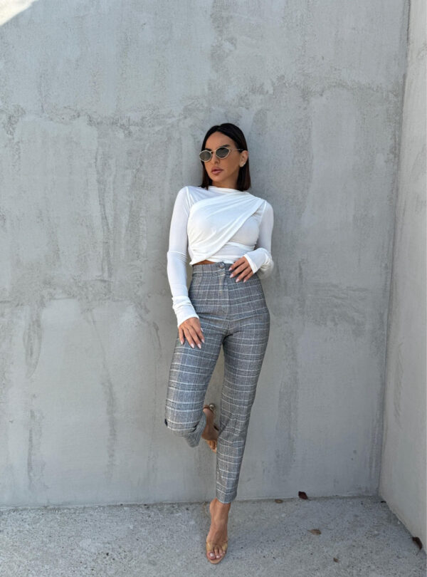 Svetlo sive karirane cigaret pantalone visokog struka sa ukrasnim štepovima