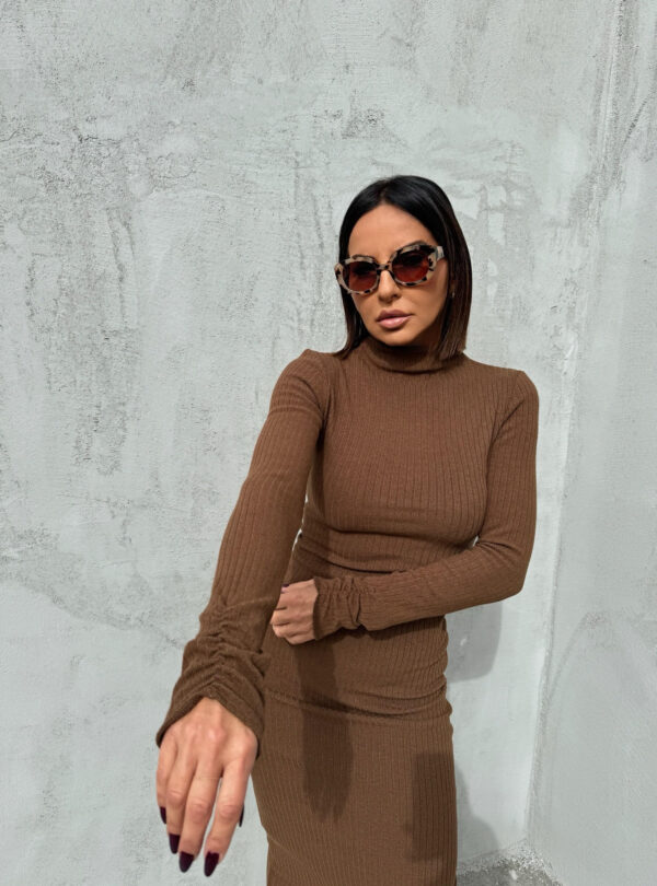Duga basic rolka haljina dugih rukava od rebraste trikotaže čokoladno braon boje