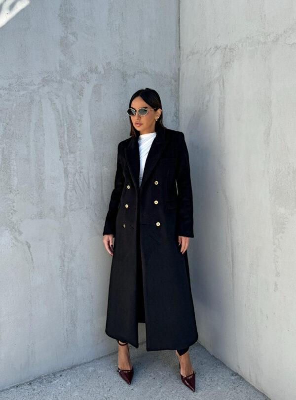 Klasični crni kaput midi dužine dvoredog kopčanja