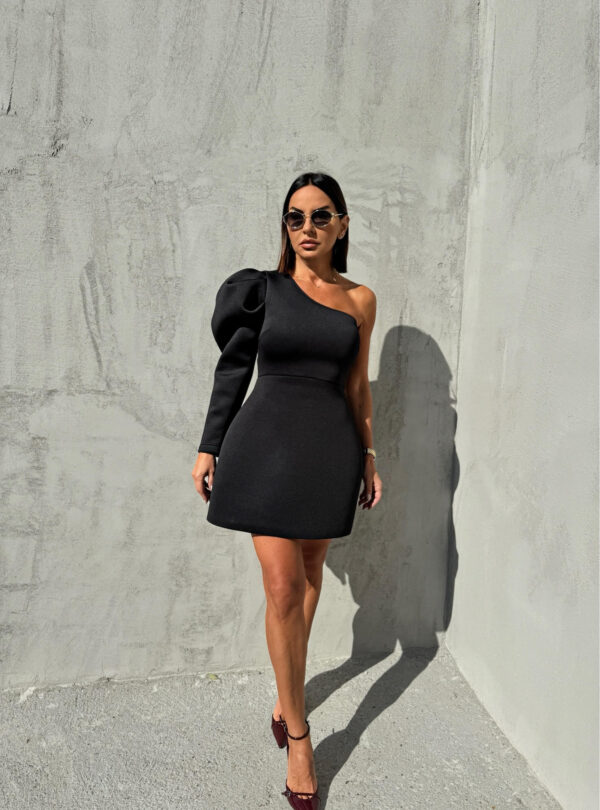 Mini asimetrična crna haljina sa jednim puf rukavom od skube