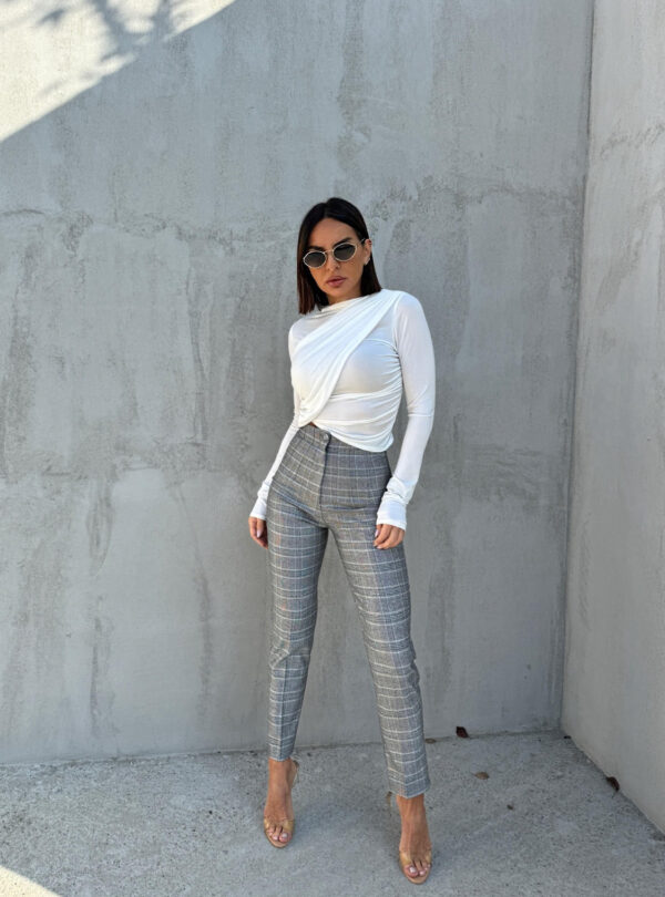 Svetlo sive karirane cigaret pantalone visokog struka sa ukrasnim štepovima