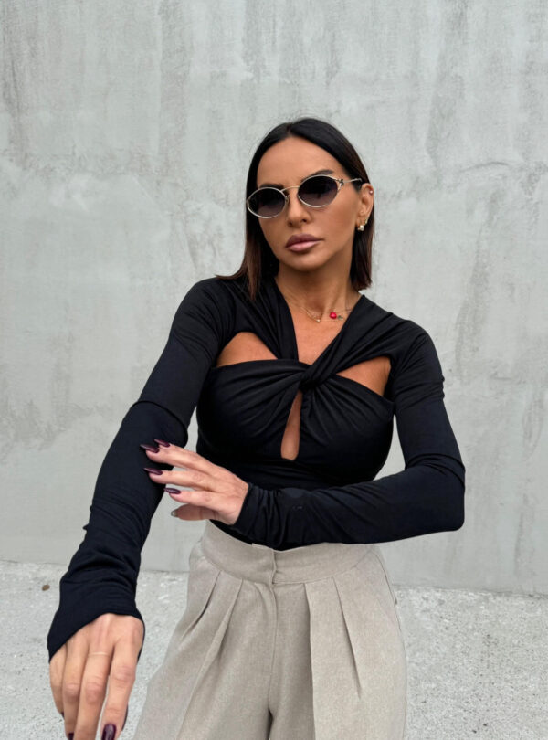 Crna bluza dugih rukava sa upletenim detaljem u vidu dekoltea