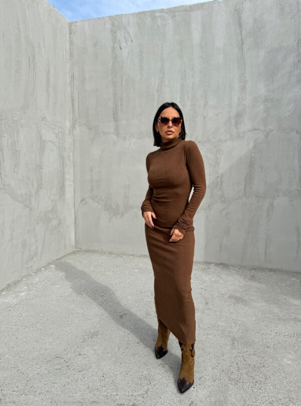 Duga basic rolka haljina dugih rukava od rebraste trikotaže čokoladno braon boje