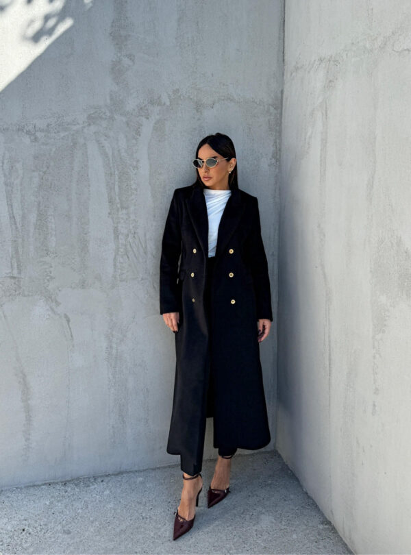 Klasični crni kaput midi dužine dvoredog kopčanja