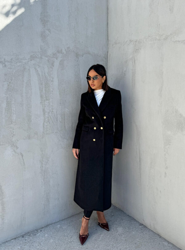 Klasični crni kaput midi dužine dvoredog kopčanja