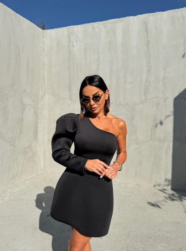 Mini asimetrična crna haljina sa jednim puf rukavom od skube