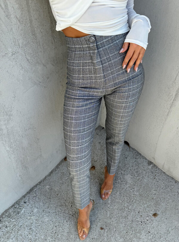 Svetlo sive karirane cigaret pantalone visokog struka sa ukrasnim štepovima